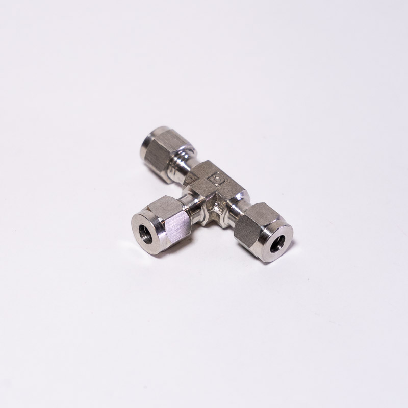 Unión Tee 1/4” OD  HERMSEAL-U Acero Inoxidable (SS 316)