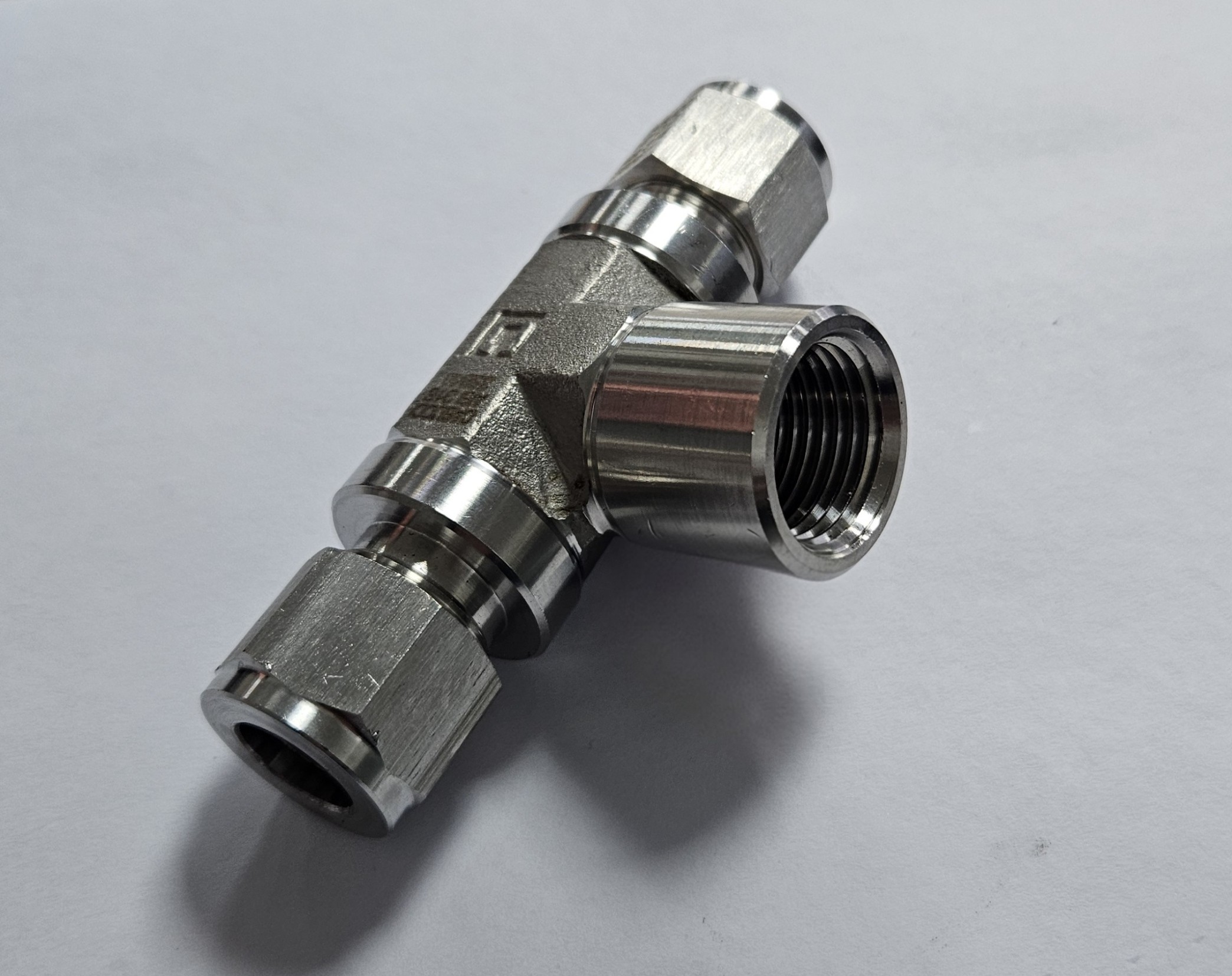 CONECTOR TE PARA 2 TUBOS 1/2