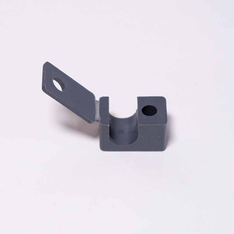 SOPORTE PLASTICO PARA TUBO 1/2
